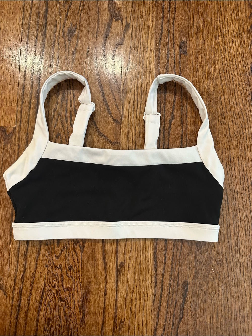 FORM Black & White Straight Neck Sports Bra - Medium